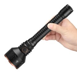 T80 TACTICAL FLASHLIGHT WITH A MAXIMUM OUTPUT OF 3800 LUMENS AND A RANGE OF 1050 METERS